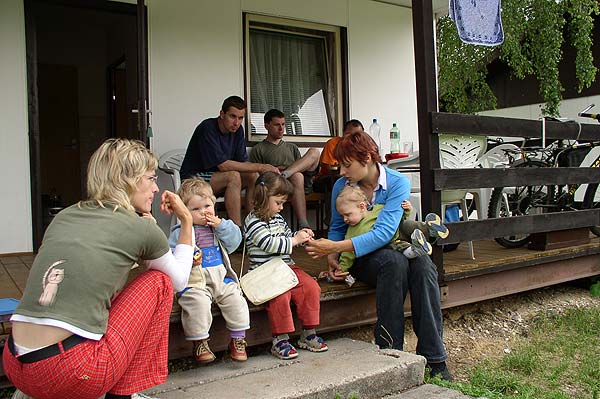 Dětičky se cpou.